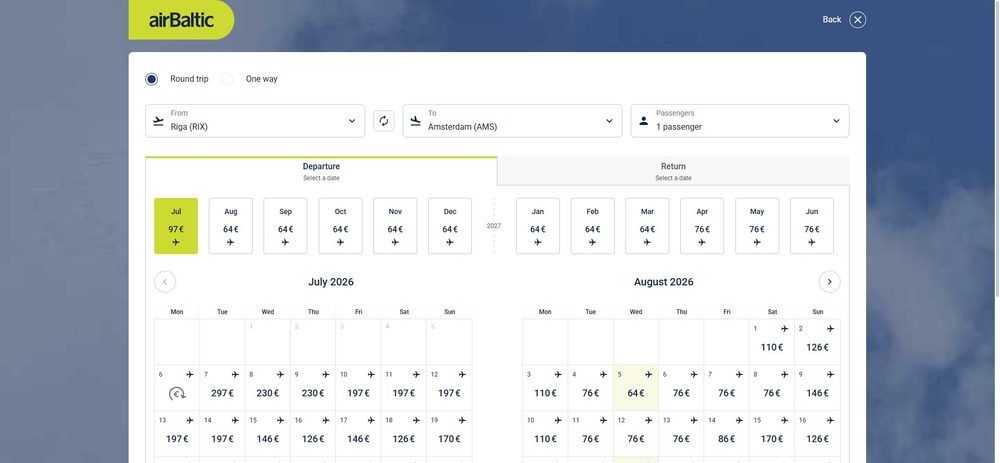 Форма поиска airBaltic: маршрут Рига (RIX) → Амстердам (AMS), переключатель Round trip / One way и календарь цен по дням в евро.